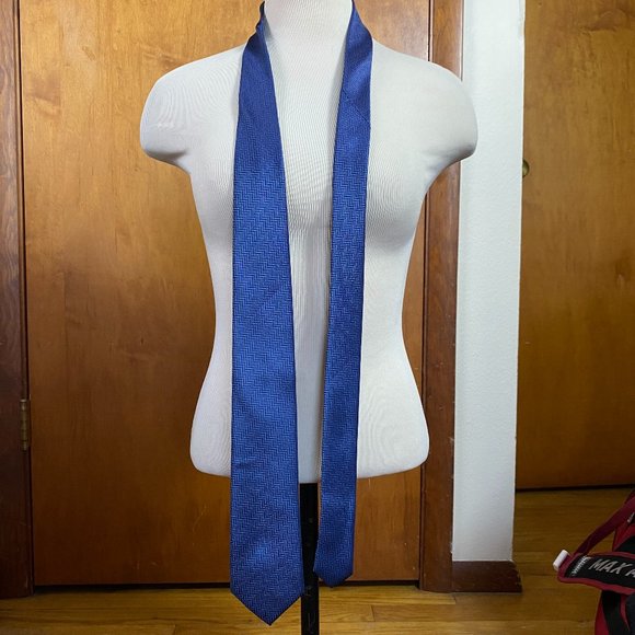 Isaac Mizrahi Tie - Men's Blue Striped Polyester Necktie Handmade in China - Picture 1 of 7